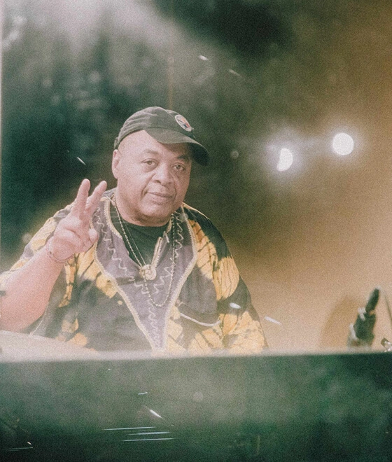 Koncertfoto af musiker på scenen